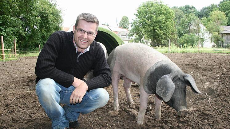 Durch die anonyme Massentierhaltung weiß kaum jemand mehr, wo das Stück Fleisch auf dem Teller herkommt. Josef Ruisinger möchte daher ein Exempel statuieren und hat eine innovative Idee in die Tat umgesetzt: