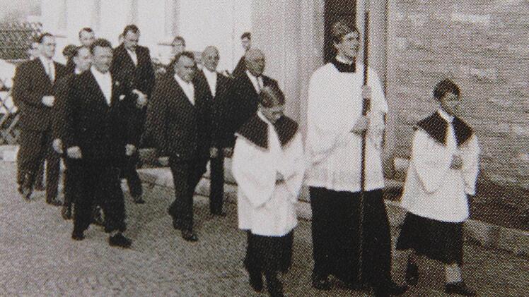 Ministrant Thomas Gottschalk (Mitte)