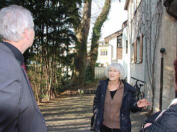 Dorothea Langenbuch (Mitte) versucht Bauamtschef Gerhard Zedler und CSU-Stadträtin Mathilde Hartmann davon zu überzeugen, dass die Esche und die Eiche (im Hintergrund) von dem Grundstück in der Schönbornstraße verschwinden sollten. Foto: Roepert