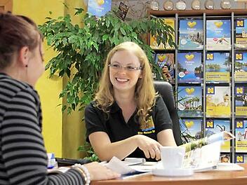 Pluspunkt gegenüber dem Internet: Auf Beratung und das persönliche Gespräch legt Jennifer Hartmann in ihrem Reisebüro viel Wert. Foto: Thomas Heuchling