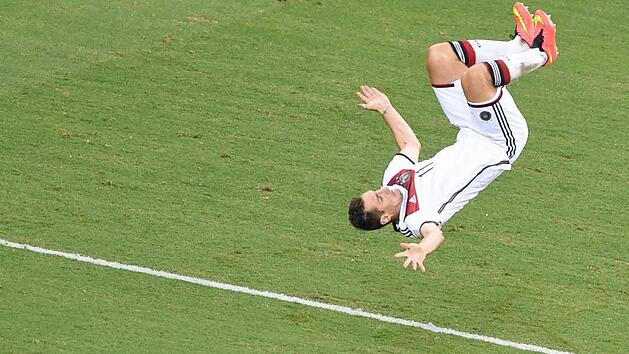 Letzter Salto im DFB-Trikot: Miroslav Klose beendet seine Nationalelf-Karriere. Foto: Marcus Brandt/dpa