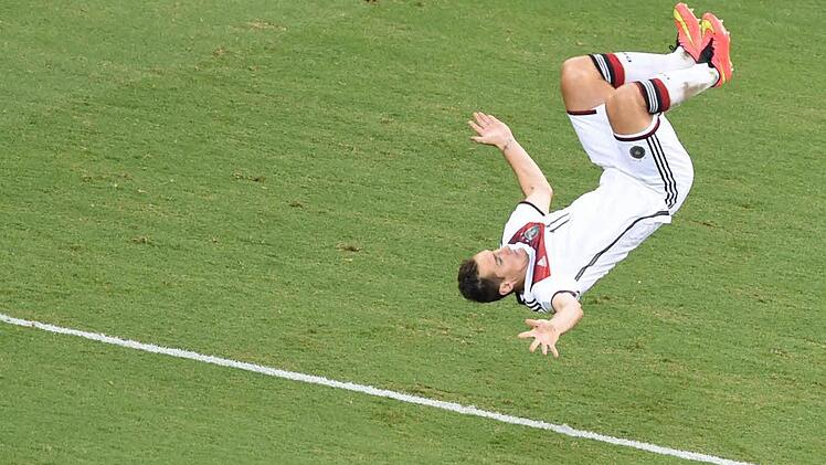 Letzter Salto im DFB-Trikot: Miroslav Klose beendet seine Nationalelf-Karriere. Foto: Marcus Brandt/dpa