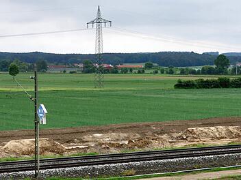 Hier könnte die Photovoltaikanlage entstehen. Im Hintergrund links zwei kleine Bäume, die an dem Flurbereinigungsweg stehen, der von Poxdorf kommt und einer 90-Grad-Biegung führt. Rechts und links dieser Biegung wäre das Projekt möglich. Foto: Dagmar Niemann