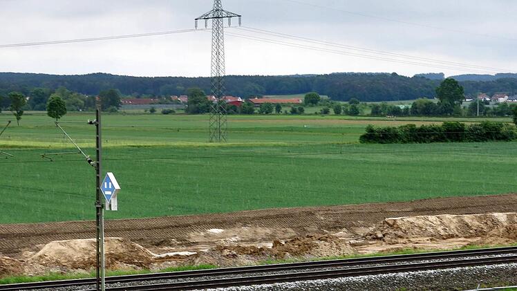 Hier könnte die Photovoltaikanlage entstehen. Im Hintergrund links zwei kleine Bäume, die an dem Flurbereinigungsweg stehen, der von Poxdorf kommt und einer 90-Grad-Biegung führt. Rechts und links dieser Biegung wäre das Projekt möglich. Foto: Dagmar Niemann
