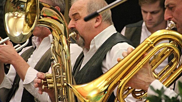 Die "Urlesbacher Musikanten" sorgten durch Spiel und Gesang für den richtigen Ton beim Ehrenabend der Blaskapelle Pfaffendorf. Foto: Helmut Will
