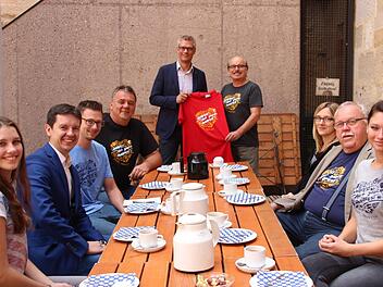 Das rote T-Shirt für den Oberbürgermeister, übergeben von Ulli Raab.  Fotos: Jennifer Hauser