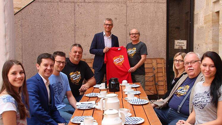 Das rote T-Shirt für den Oberbürgermeister, übergeben von Ulli Raab.  Fotos: Jennifer Hauser
