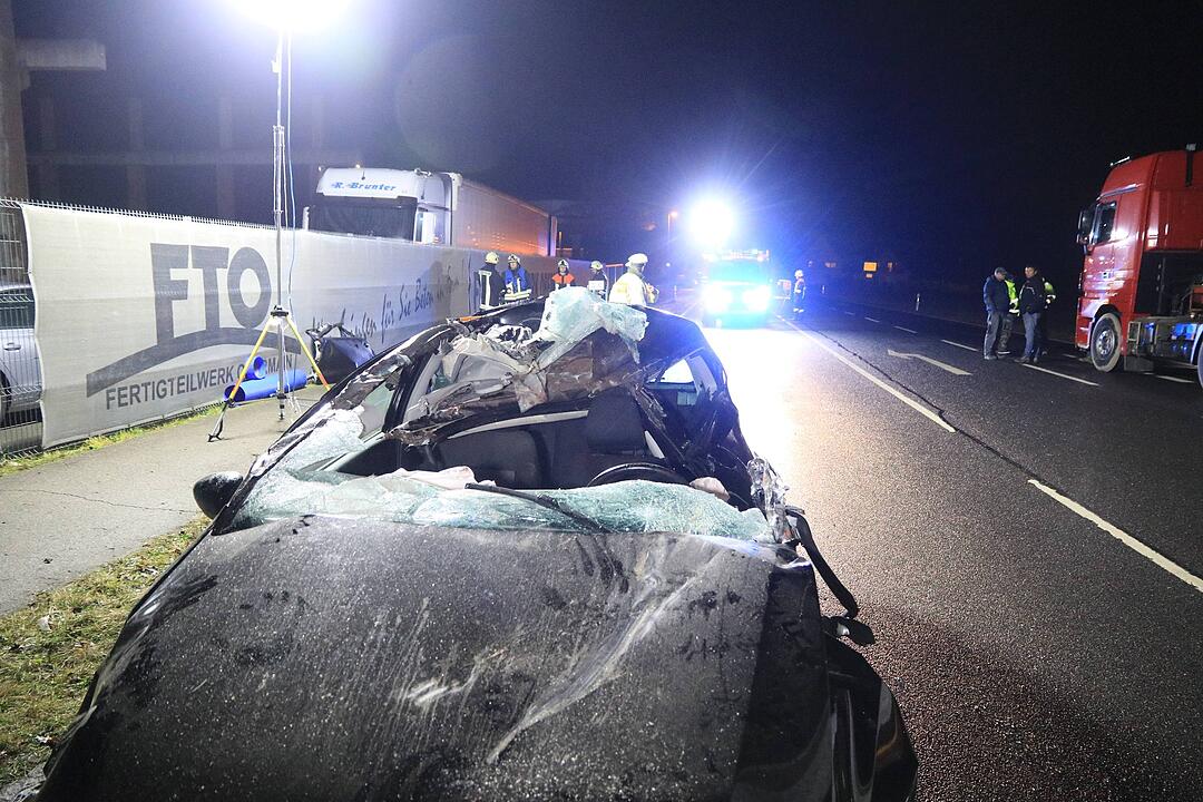 Auto kracht in Schwertransport