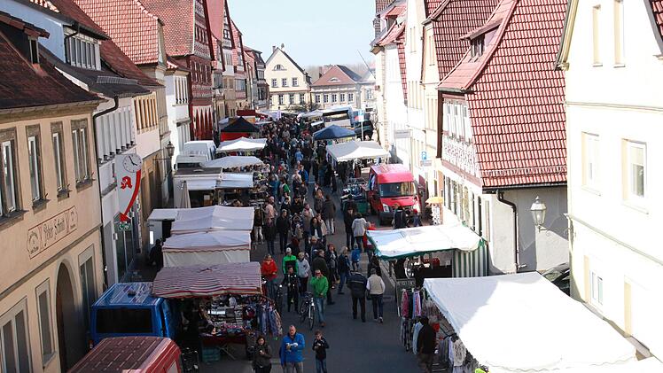 Wenn es auf dem Marktplatz so geschäftig zugeht, dann muss Marktsonntag sein. Fotos: Katharina Becht