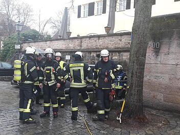 Die Herzogenauracher Feuerwehr hatte vorsorglich Atemschutzträger im Einsatz.  Fotos: Bernhard Panzer