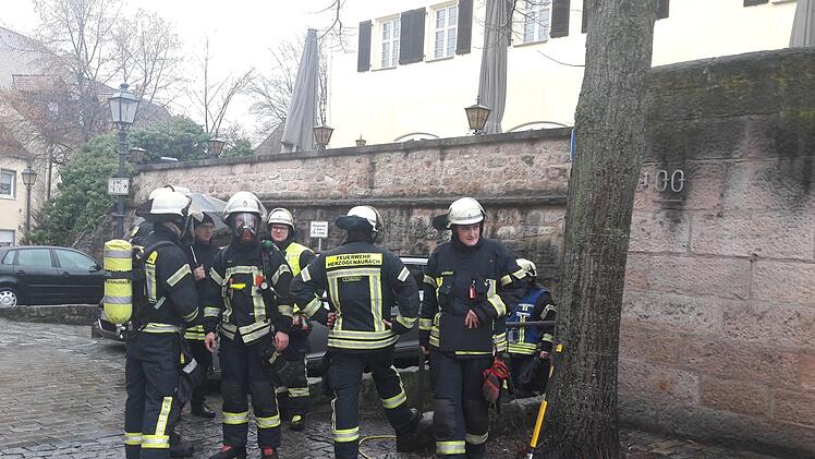 Die Herzogenauracher Feuerwehr hatte vorsorglich Atemschutzträger im Einsatz.  Fotos: Bernhard Panzer