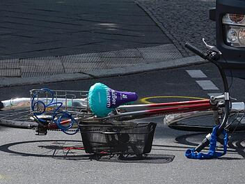 In F&uuml;rth sind zwei Fahrradfahrer zusammengesto&szlig;en. Durch den Sturz zog sich die 70-J&auml;hrige schwere Verletzungen zu. Symbolfoto: Paul Zinken/dpa