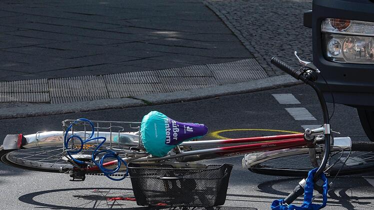 In F&uuml;rth sind zwei Fahrradfahrer zusammengesto&szlig;en. Durch den Sturz zog sich die 70-J&auml;hrige schwere Verletzungen zu. Symbolfoto: Paul Zinken/dpa