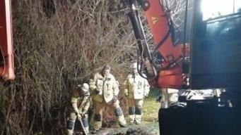 Ein Bagger vergrößerte das Loch. Trotzdem war es für die Helfer der Ebelsbacher Feuerwehr nicht einfach, das Schaf zu fassen.
