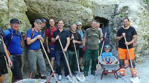 Der Kabarettist Norbert Neugirg (3.&nbsp;v.&nbsp;l.) geh&ouml;rte zu den Wanderern auf Burg Streitberg. Foto: Paul P&ouml;hlmann