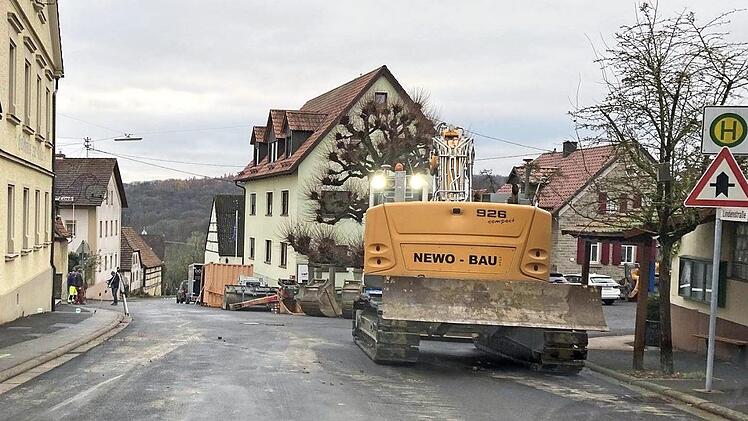 In Ottendorf kann es in den nächsten Tagen zu Verkehrsbehinderungen kommen. In dem Gädheimer Gemeindeteil wird momentan der Entlastungskanal vor dem Lindenplatz eingebaut.  Fotos: Christian Licha