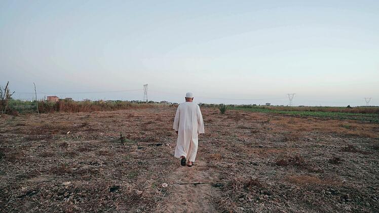 Der Landwirt Hamed Kori steht auf seinem Land im Nildelta in &Auml;gypten, wo der steigende Meeresspiegel im Mittelmeer und das Eindringen von Salzwasser langsam einige der fruchtbarsten Ackerfl&auml;chen der Welt verschlingen.