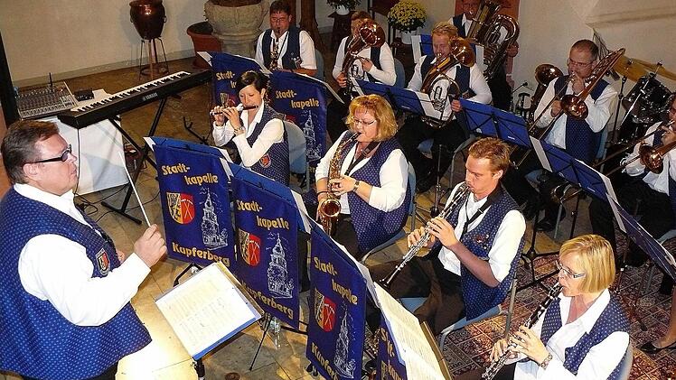 Dirigent Valerij Efremov spornte sein Orchester zu Höchstleistungen an.  Fotos: Klaus-Peter Wulf