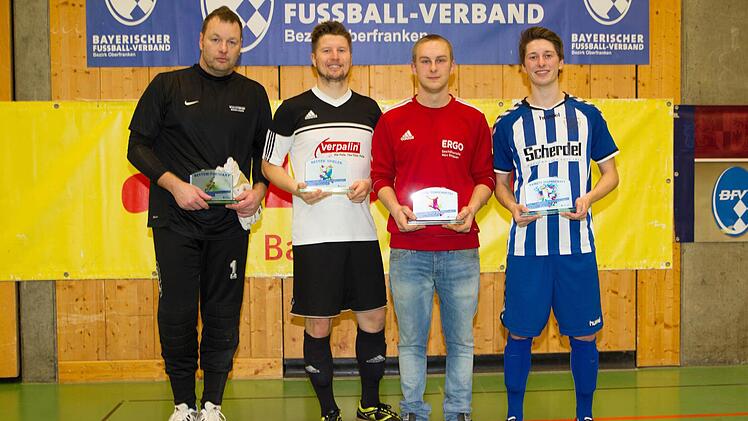 Die Sonderpreise bei der Bezirksmeisterschaft erhielten (von links) für den besten Torhüter Christian Tremel (Redwitz), für den besten Spieler Maurice Koch (Redwitz), für den besten Torschützen Mario Hofmann (Johannisthal) und für die fairste Mannschaft die SpVgg Selbitz. Foto: Heinrich Weiß
