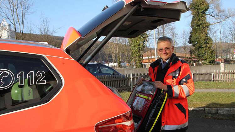 Prof. Emanuel Fritschka fährt selbst zu Einsätzen und freut sich über die moderne Ausstattung des Notarzteinsatz-Fahrzeugs der Rettungswache Bad Brückenau. Foto: Ulrike Müller