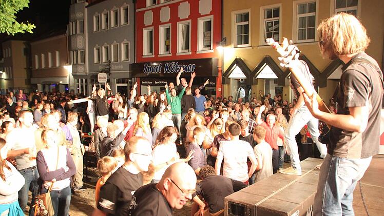 Ihnen gehörte die Nacht: Ac(c)oustic Jam spielte am Samstagabend auf dem Marktplatz Bad Brückenau. Foto: Friedemann Müller