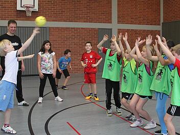 "Handball ist cool", sagt Ben Täuber, der sich beim Schnuppertraining in Thurnau mit einem Freiwurf versucht. Links ist Peter Frankmölle zu sehen, der ein Turnier für die vierten Klassen im Landkreis ausrichtet, das am 11. Mai in Marktleugast stattfindet. Foto: Alexander Hartmann