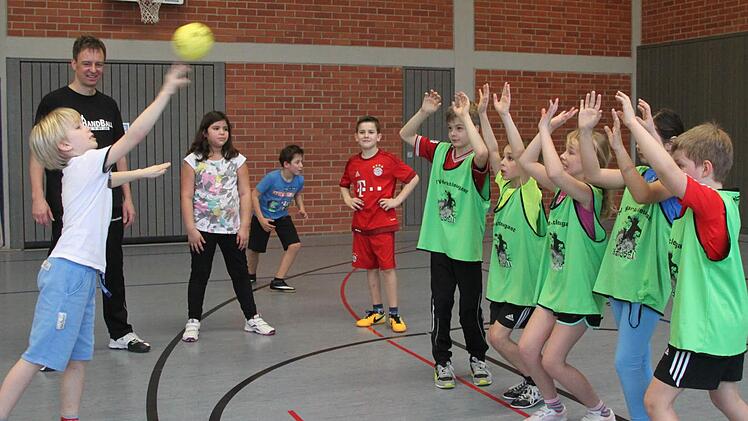 "Handball ist cool", sagt Ben Täuber, der sich beim Schnuppertraining in Thurnau mit einem Freiwurf versucht. Links ist Peter Frankmölle zu sehen, der ein Turnier für die vierten Klassen im Landkreis ausrichtet, das am 11. Mai in Marktleugast stattfindet. Foto: Alexander Hartmann