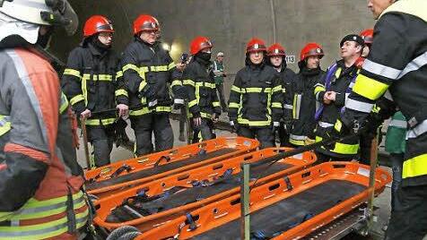 Auf Rollwägen können im Einsatz Menschen und Material im ICE-Tunnel zu den Rettungsausgängen transportiert werden.