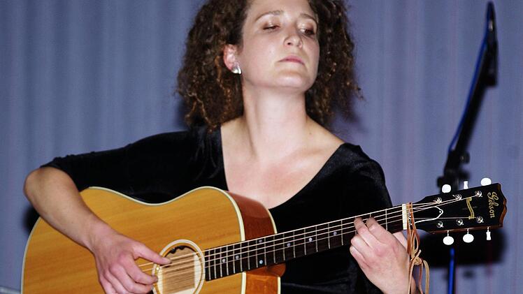 Sozialpädagogin und Musiktherapeutin Shanti mischte selbst bei den von ihr betreuten Musikern mit. Foto: Winfried Ehling