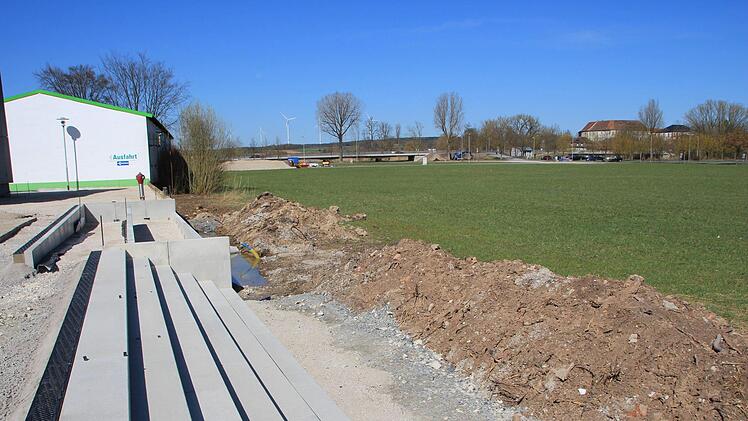 Der Treppenabgang vom Fortuna-Gelände in die Aischwiesen ist angelegt, fehlt nur noch der Weg hinüber zum Parkplatz.  Foto: Andreas Dorsch