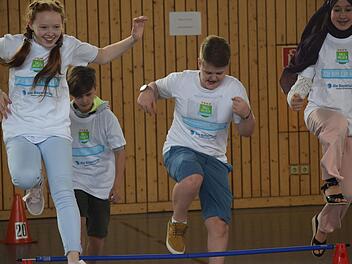 Dribbelkünstler, Kurzpass-Asse und Elfer-Könige: In Parcours beweisen die "Ballhelden" an der Grund- und Mittelschule Sonnefeld Geschicklichkeit. Foto: Daniela Pondelicek