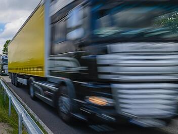 Ohne F&uuml;hrerschein und betrunken baute ein 19-J&auml;hriger Mittwochnacht einen Unfall in Erlangen. Seine Flucht  mit einem Kleintransporter war spektakul&auml;r. Symbolfoto: Thomas Frey/dpa