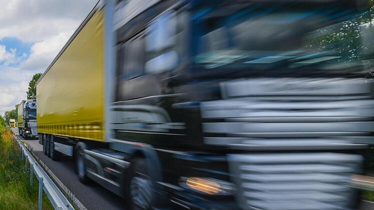 Ohne F&uuml;hrerschein und betrunken baute ein 19-J&auml;hriger Mittwochnacht einen Unfall in Erlangen. Seine Flucht  mit einem Kleintransporter war spektakul&auml;r. Symbolfoto: Thomas Frey/dpa