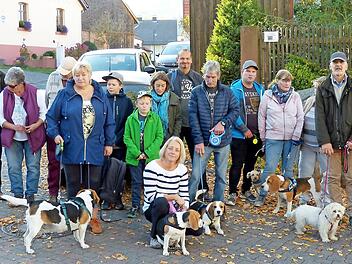 Das Foto zeigt einen Teil der Beaglefreunde bei einer Rast in Simmershausen.  Foto: Hans-Jürgen Neumann