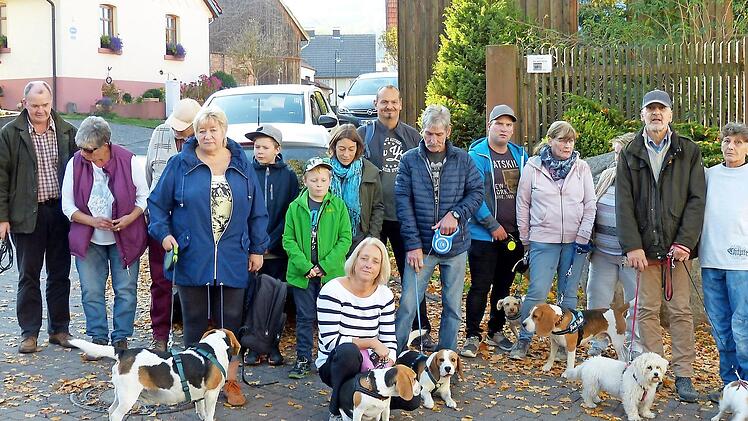 Das Foto zeigt einen Teil der Beaglefreunde bei einer Rast in Simmershausen.  Foto: Hans-Jürgen Neumann