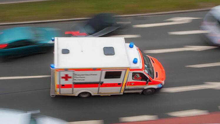 Bei einem Unfall in Bubenreuth wurde eine Autofahrerin in ihrem Wagen eingeklemmt, sie musste von der Feuerwehr herausgeschnitten werden. Symbolfoto: NEWS5 / Grundmann