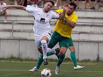 Die DJK Don Bosco Bamberg durchlebt eine schwere Phase in der Bayernliga und kassierte in Karlburg die dritte Niederlage in Serie. Zudem flog Simon Allgaier (rechts) mit Gelb-Rot vom Feld. Foto: sportpress