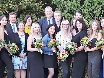 Freuen sich &uuml;ber das bestandene Examen: Die 18 neuen Krankenpflegerinnen und Krankenpfleger mit ihren Lehrkr&auml;ften und den offiziellen G&auml;sten der Verabschiedung.  Foto: Veit-Maria Oertel/Leopoldina