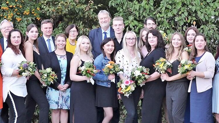 Freuen sich &uuml;ber das bestandene Examen: Die 18 neuen Krankenpflegerinnen und Krankenpfleger mit ihren Lehrkr&auml;ften und den offiziellen G&auml;sten der Verabschiedung.  Foto: Veit-Maria Oertel/Leopoldina