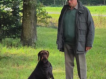 Jagdpächter Adam Hümmer mit seiner Hündin Jana  Foto: Johanna Blum