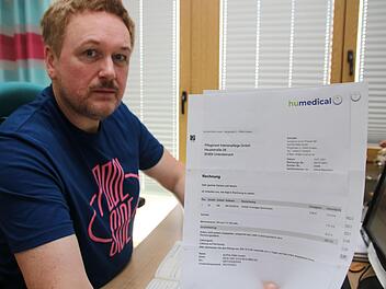 Markus Weigel mit den unberechtigten Rechnungen. Foto: Jürgen Gärtner