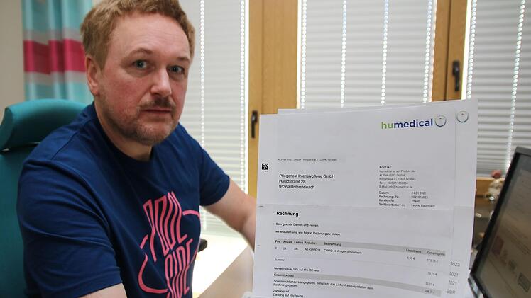 Markus Weigel mit den unberechtigten Rechnungen. Foto: Jürgen Gärtner