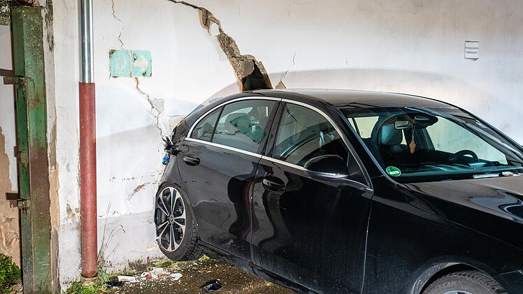 Unfall beim Ausparken: Auto durchbricht Gebäudewand