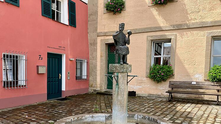 Der Konradbrunnen erinnert an die Wahl des ersten ostfränkischen Königs 911 in Forchheim.