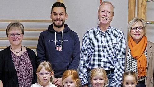 Kassiererin Petra Vogler (von rechts) und Vorsitzender Reiner Morshäuser von der Bürgerinitiative „Ortsteile Schondra gegen Südlink“ überreichten dem Leiter der KiTa, Yannik Berberich und seiner Stellvertreterin Marion Romeis die Spende. Auf unser...