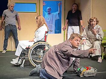 Auf der Bühne geht es turbulent zu.