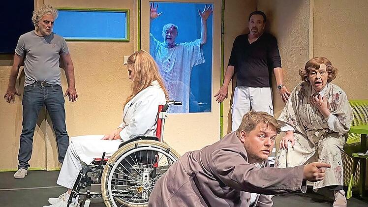 Auf der B&uuml;hne geht es turbulent zu.