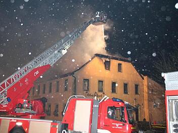Dichter Rauch steigt aus dem brennenden Dachstuhl des Gasthauses "Schwarze Pfüte". Foto: Heike Beudert