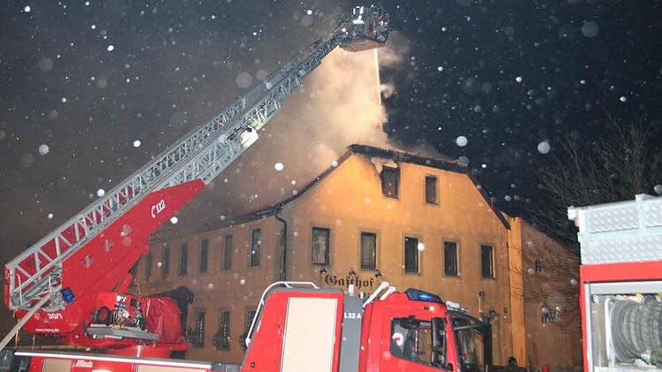Dichter Rauch steigt aus dem brennenden Dachstuhl des Gasthauses "Schwarze Pfüte". Foto: Heike Beudert