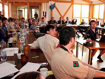Kai, einer der Lagerleiter, erklärte per Laptop und Beamer den Stand der Planungen. Foto: Johanna Blum
